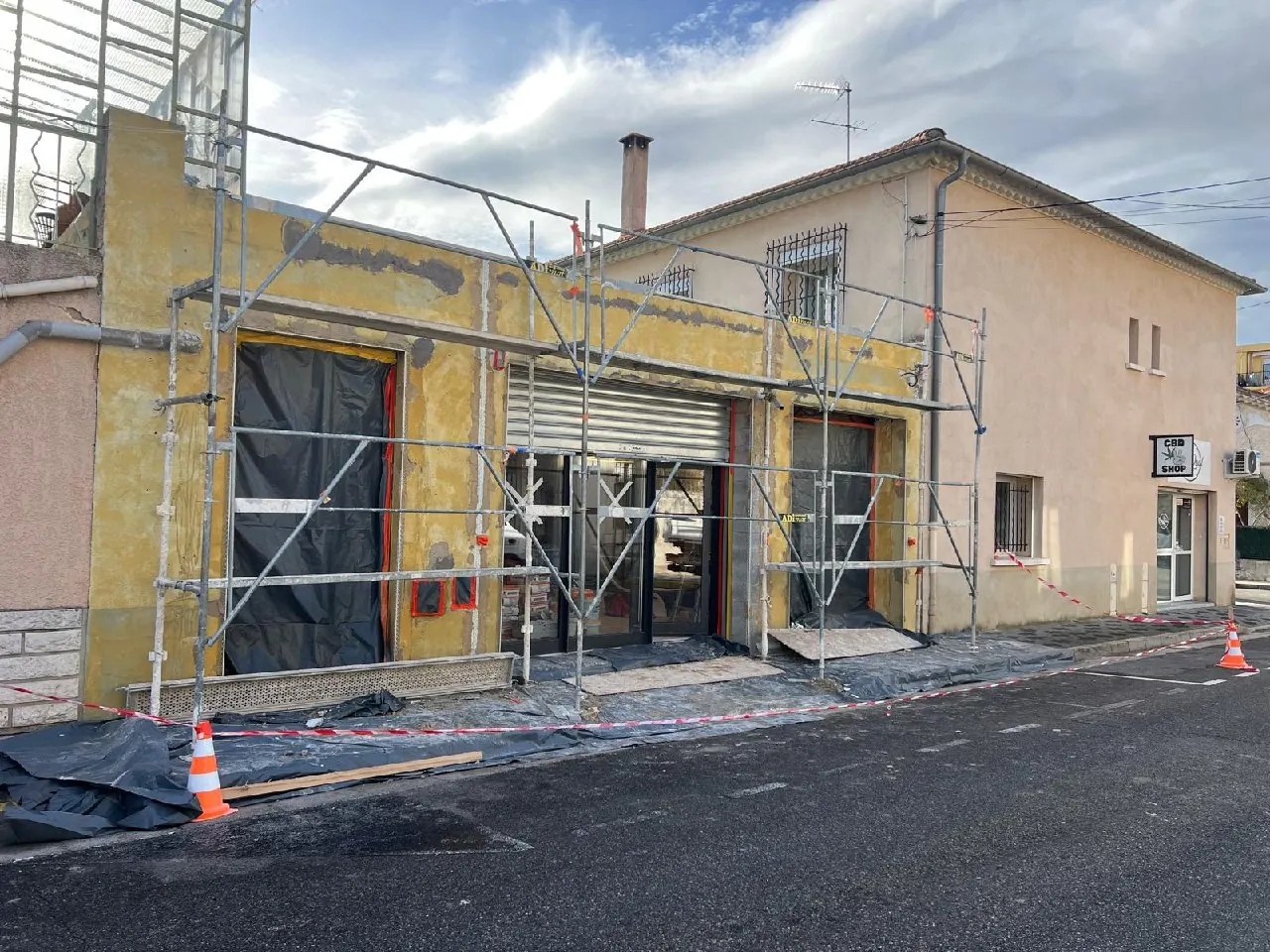Préparation de façade avec échafaudage pour ravalement à Eygalières