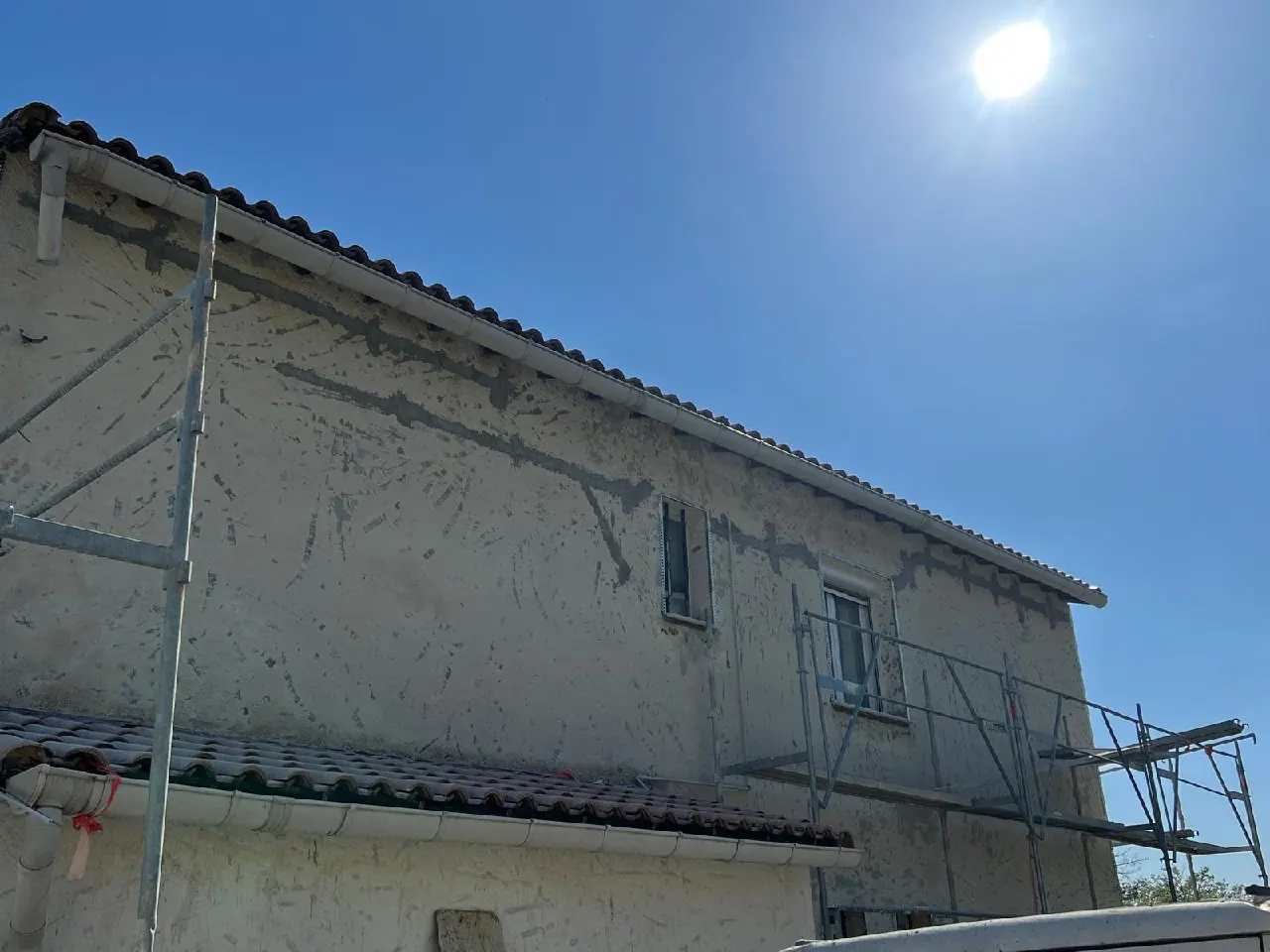 Préparation du support sur maison provençale avant ravalement à Arles