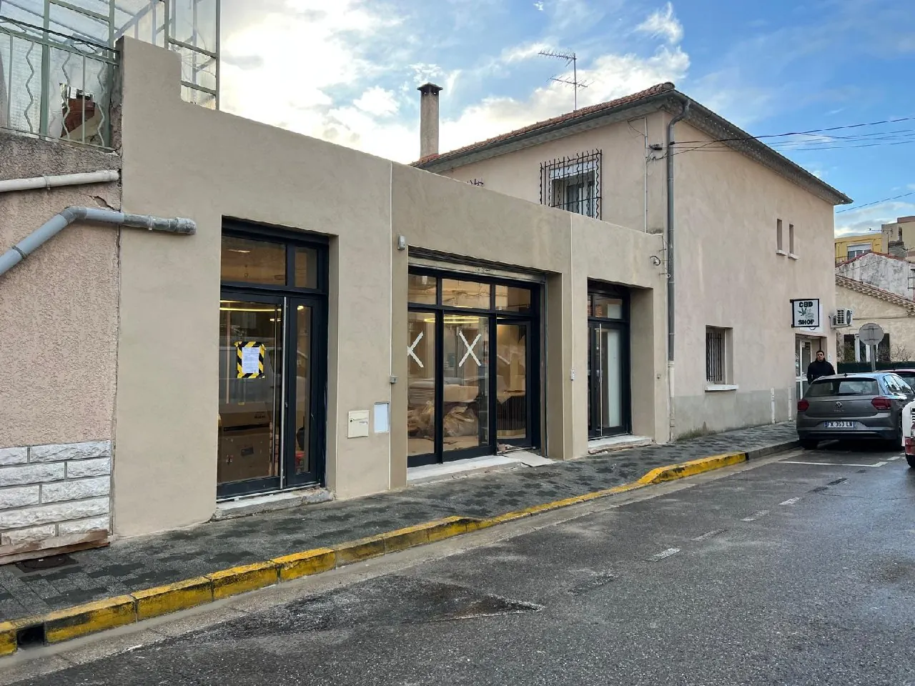 Ravalement de façade de commerce à Beaucaire par HKD Façades